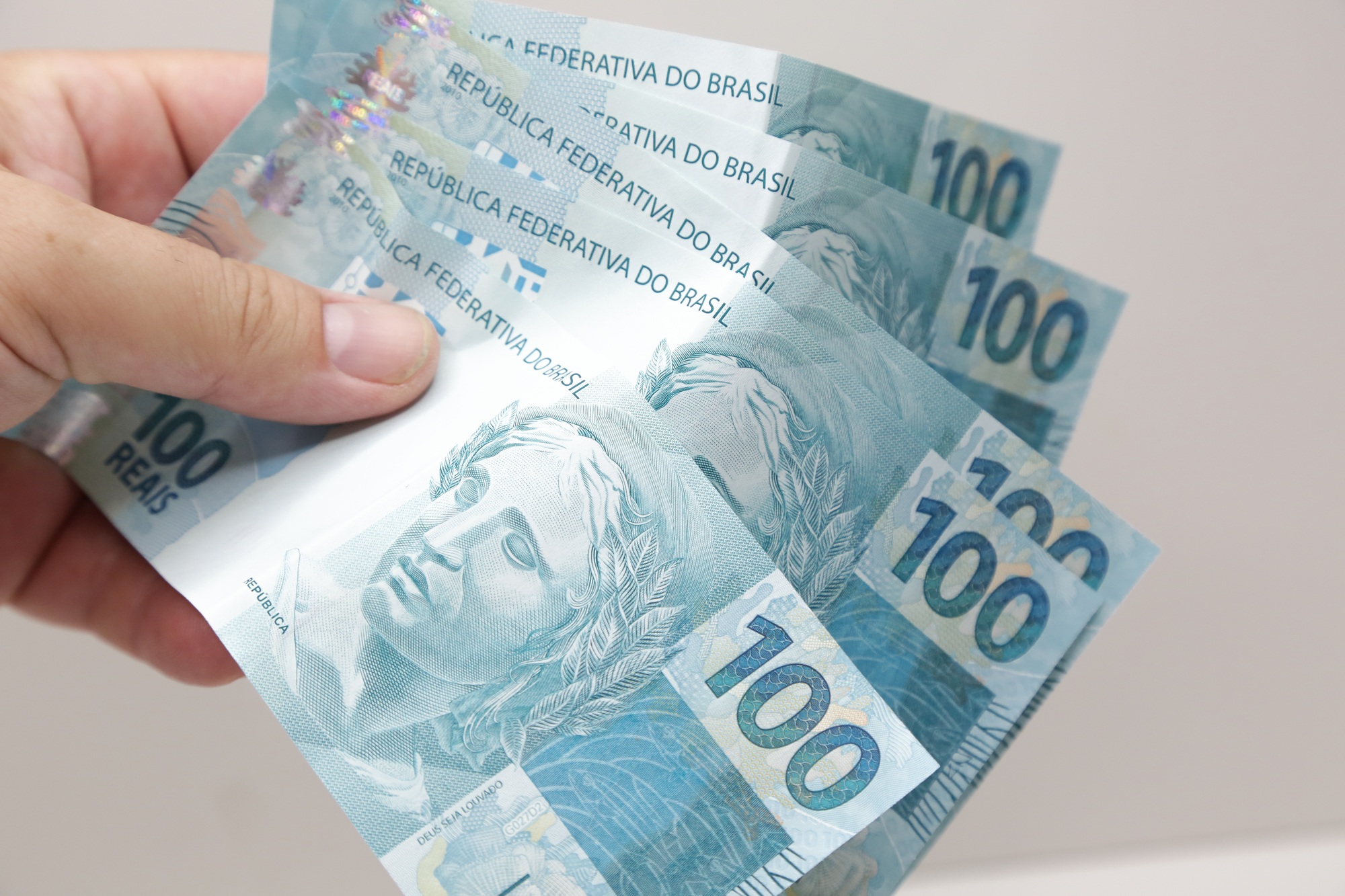Nota de cem 100 reais brasileiro em especie.